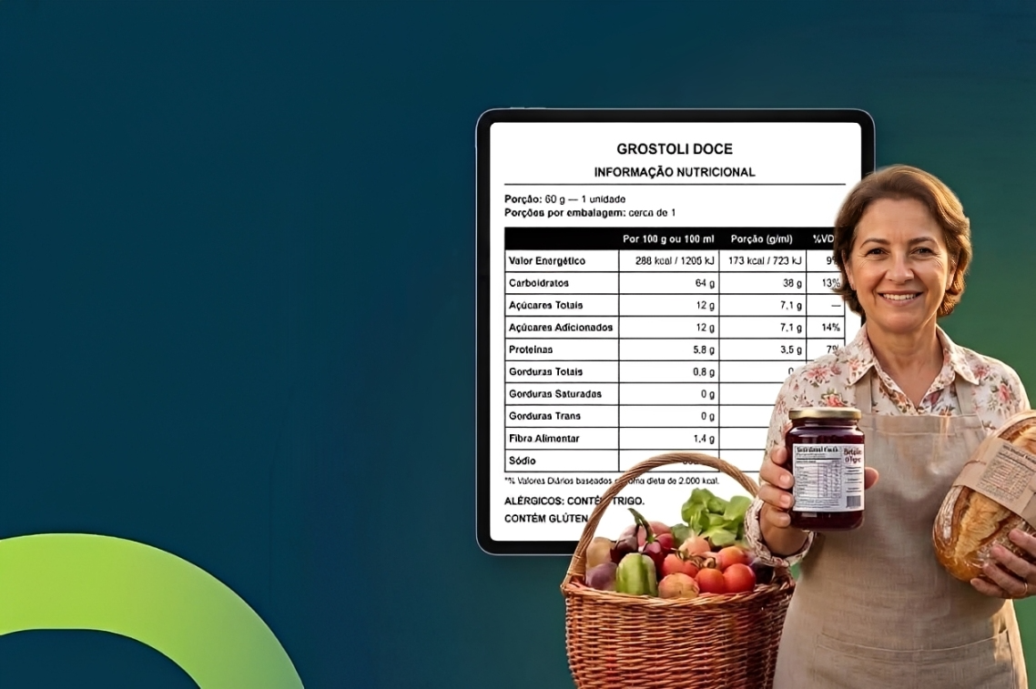 Produtora artesanal sorrindo e segurando um pote de geleia rotulado e um pão, ao lado de uma cesta de hortaliças, com um tablet ao fundo exibindo a tabela nutricional ANVISA do Grostoli Doce gerada no FarolNutri